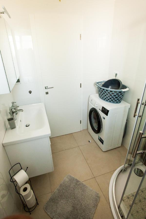Apartment Little Violet - Balcony & Free Parking Zadar Exterior photo